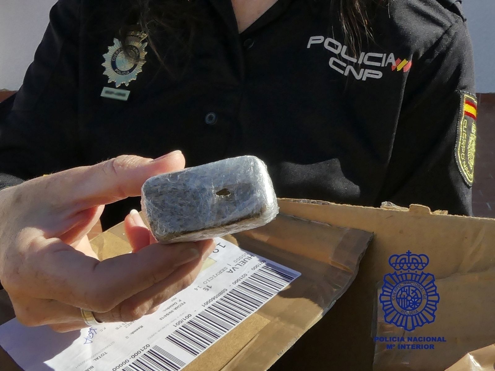 Imagen del envío con uno de los pequeños paquetes de hachís que se encontraban en su interior.