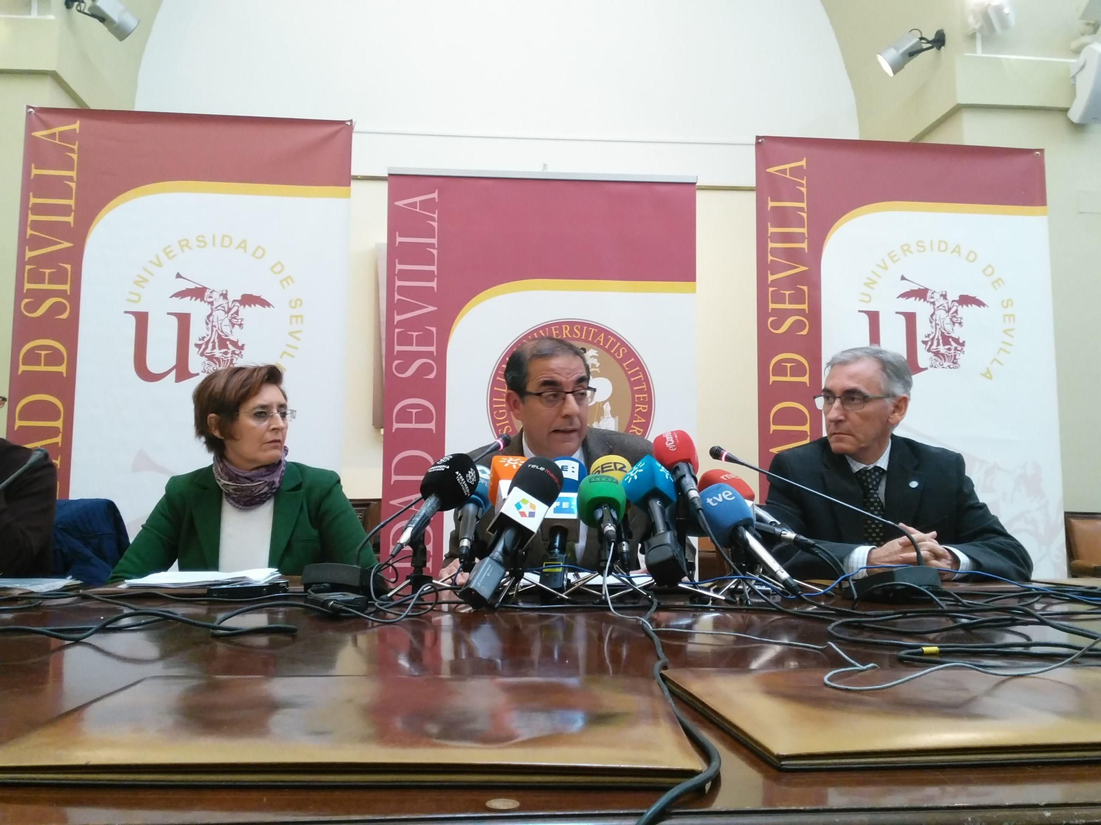 El rector de la Hispalense, Miguel Ángel Castro (c), comparece en la sala de reuniones del Rectorado.