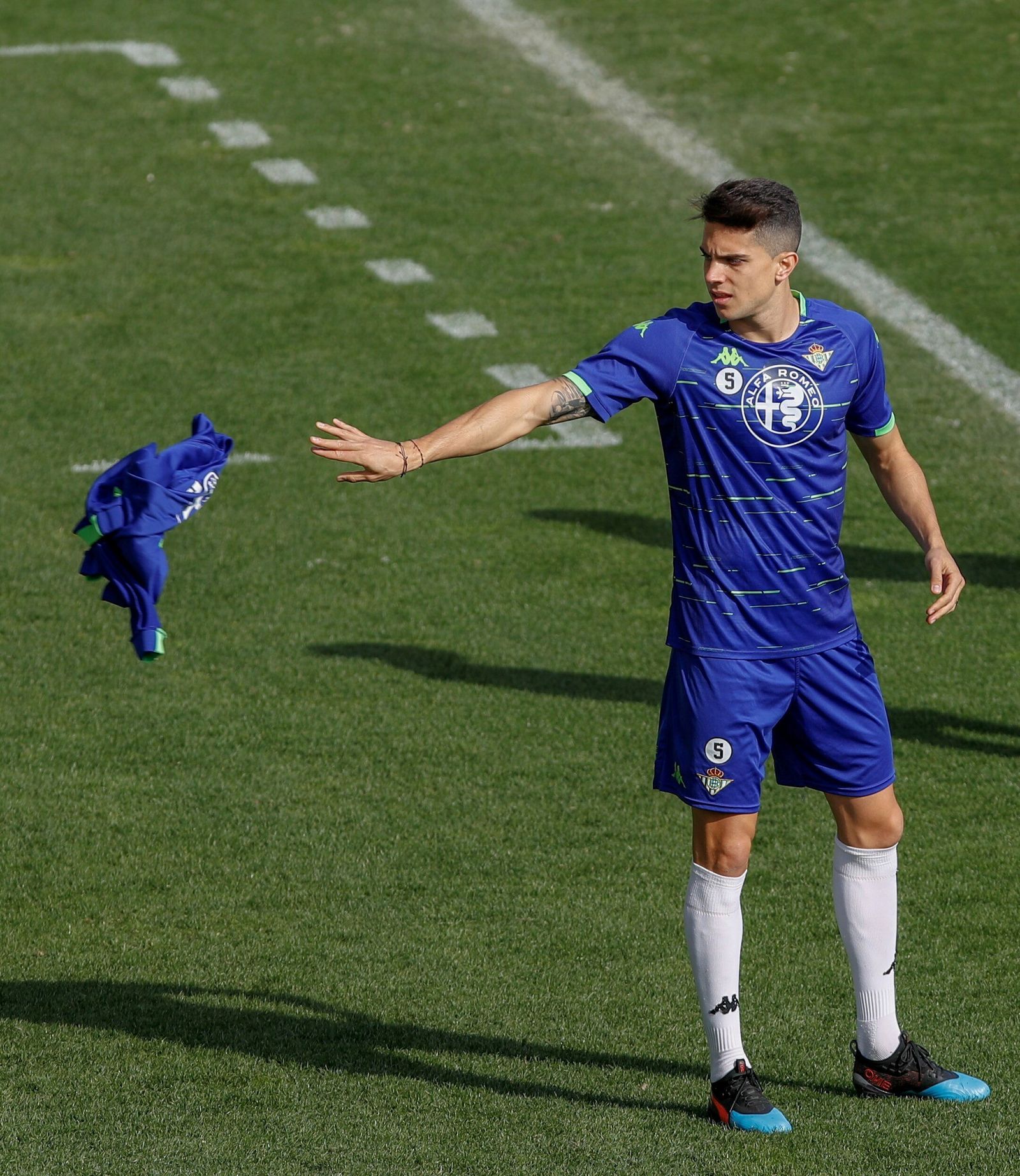 Marc Bartra se quita la sudadera en un entrenamiento.