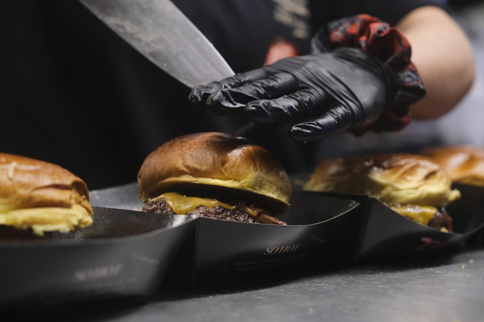 Neón y brasas en El Vial: el lleno absoluto de The Champions Burger en Córdoba Neón y brasas en El Vial: el lleno absoluto de The Champions Burger en Córdoba