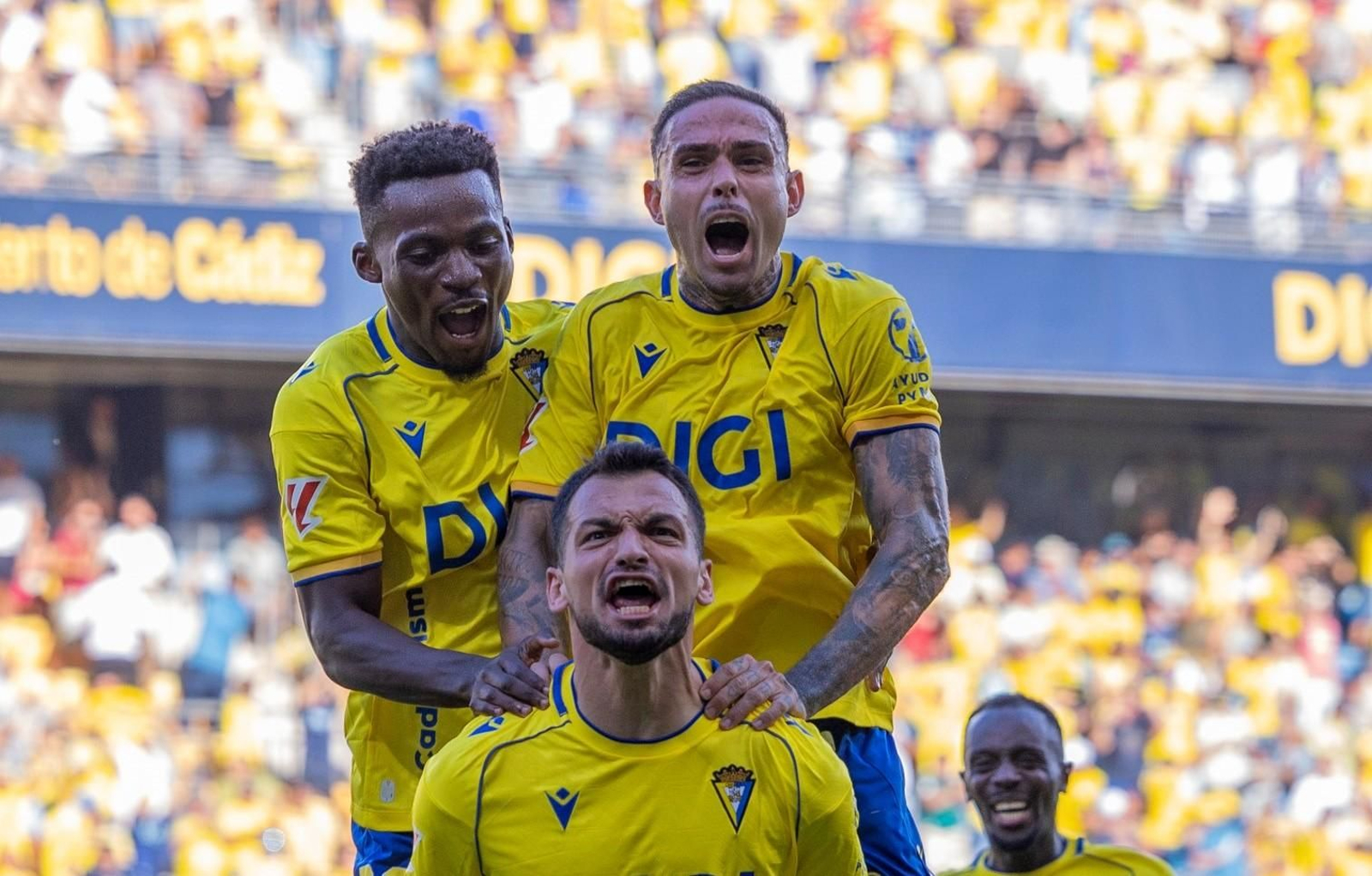 Euforia tras el gol de la victoria del Cádiz sobre el Albacete.