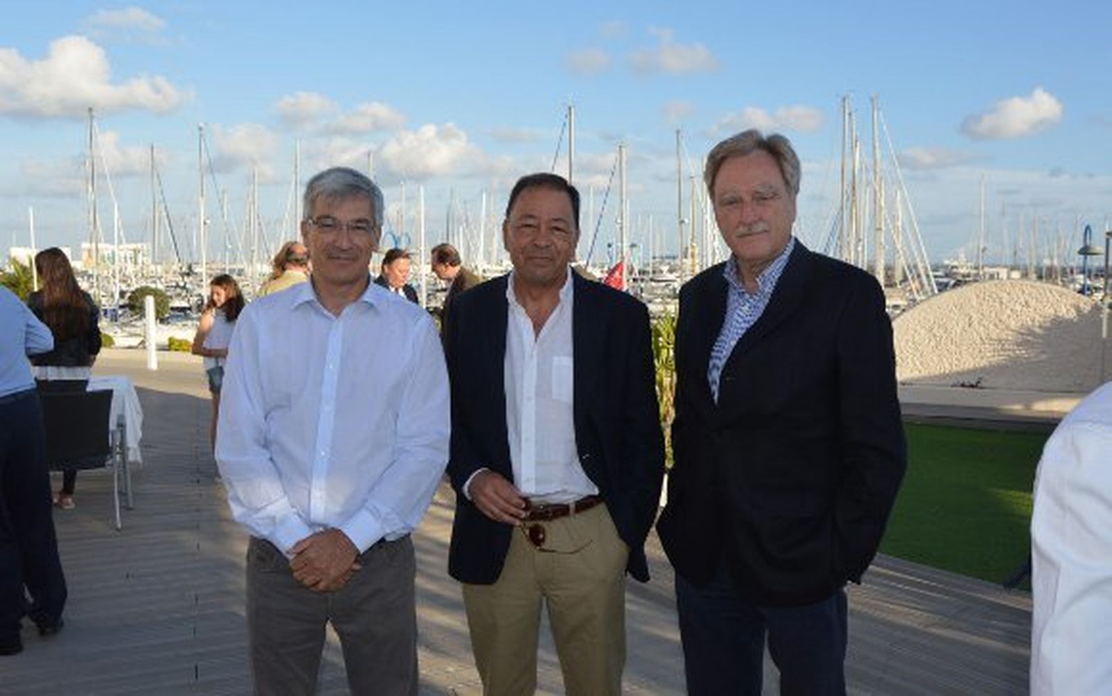 El presidente de la asociación para restaurar el velero 'Norte V', Miguel Ramos, con Paco Ponce y Julio Terrón.  Foto: Ignacio Casas de Ciria