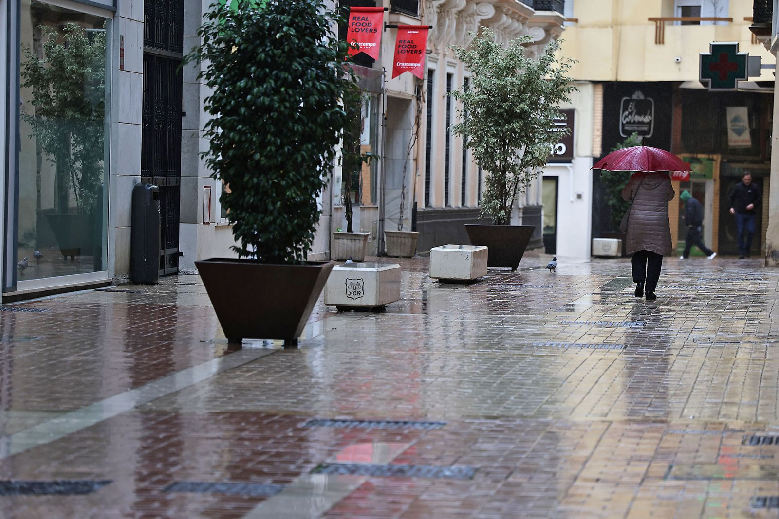 Intensas lluvias y calles desiertas en Huelva por la borrasca Marta