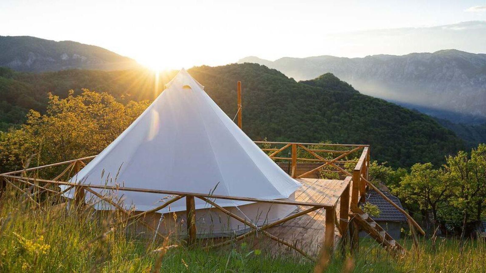 Una tienda de glamping. Una tienda de glamping.