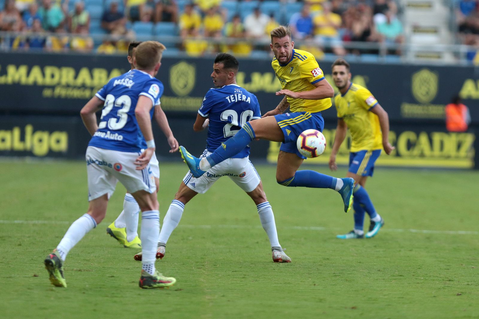 Carrillo no pierde de vista el balón en una acción del encuentro.