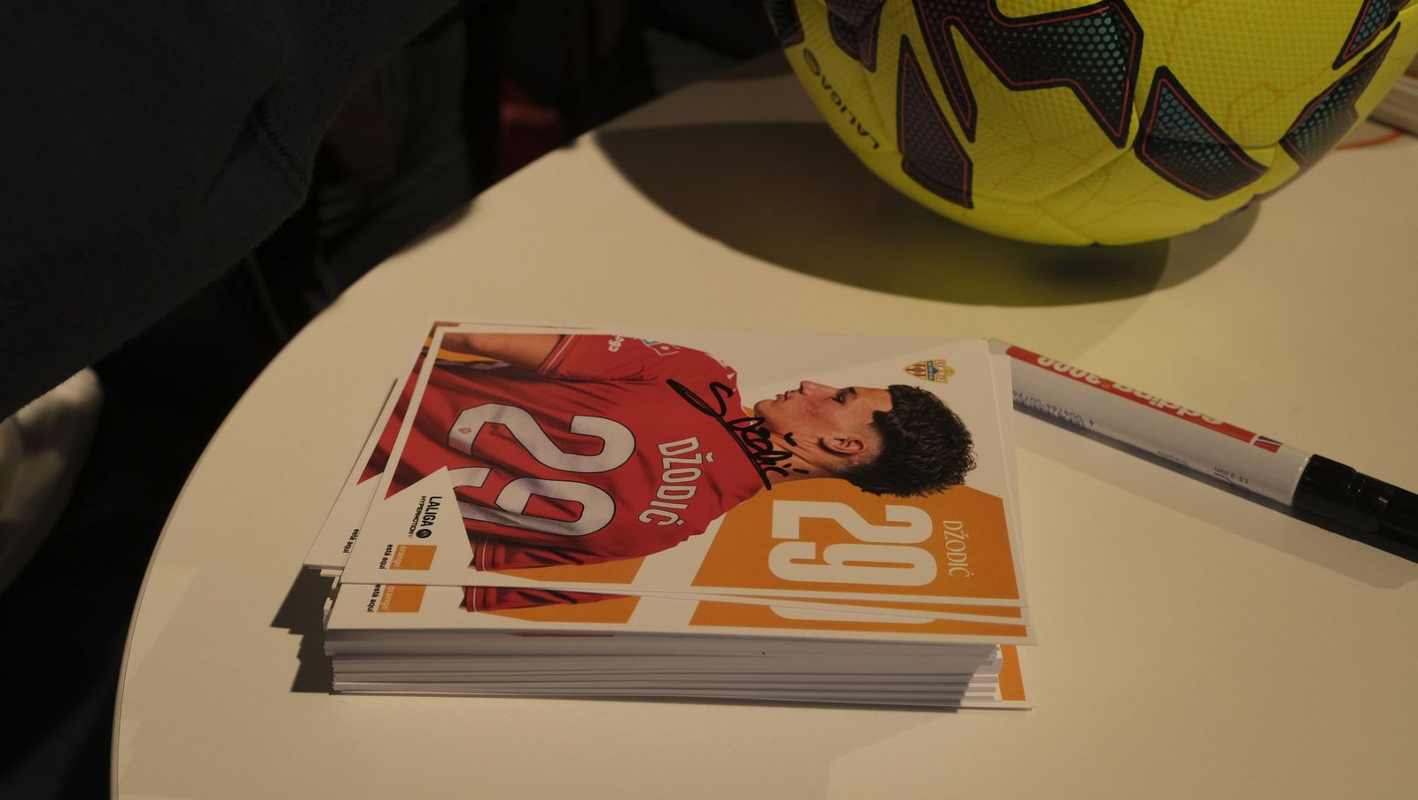 Búscate en las fotos de la firma de los jugadores de la U.D. Almería en la tienda Orange