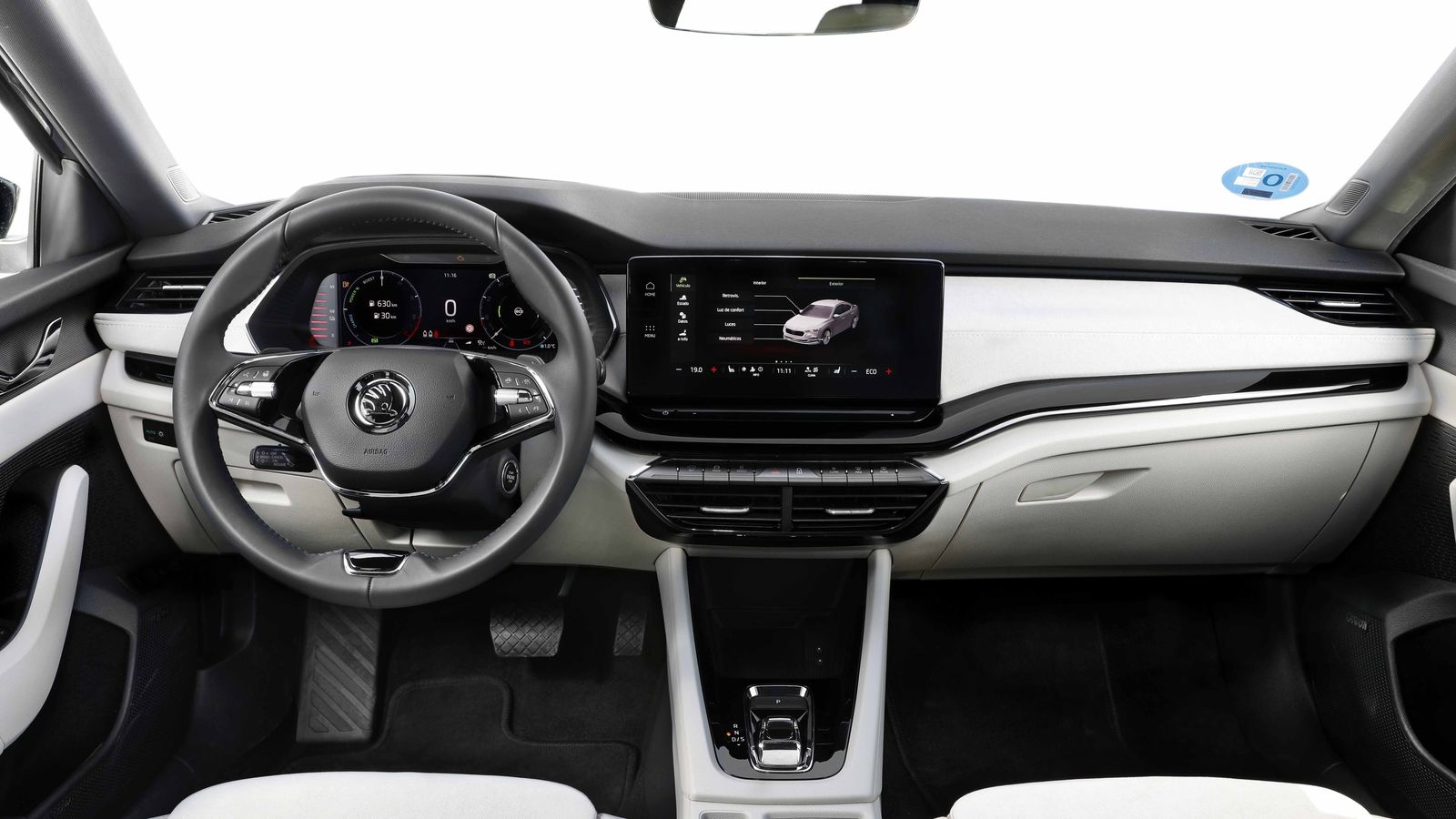 La pantalla central es el auténtico centro neurológico desde el que se gobierna todo el sistema de propulsión híbrido.