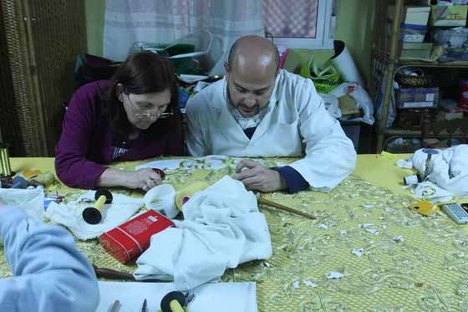 Mariano con una de sus bordadoras trabajando en una toca de sobremanto.

Foto: A.S.Carrasco
