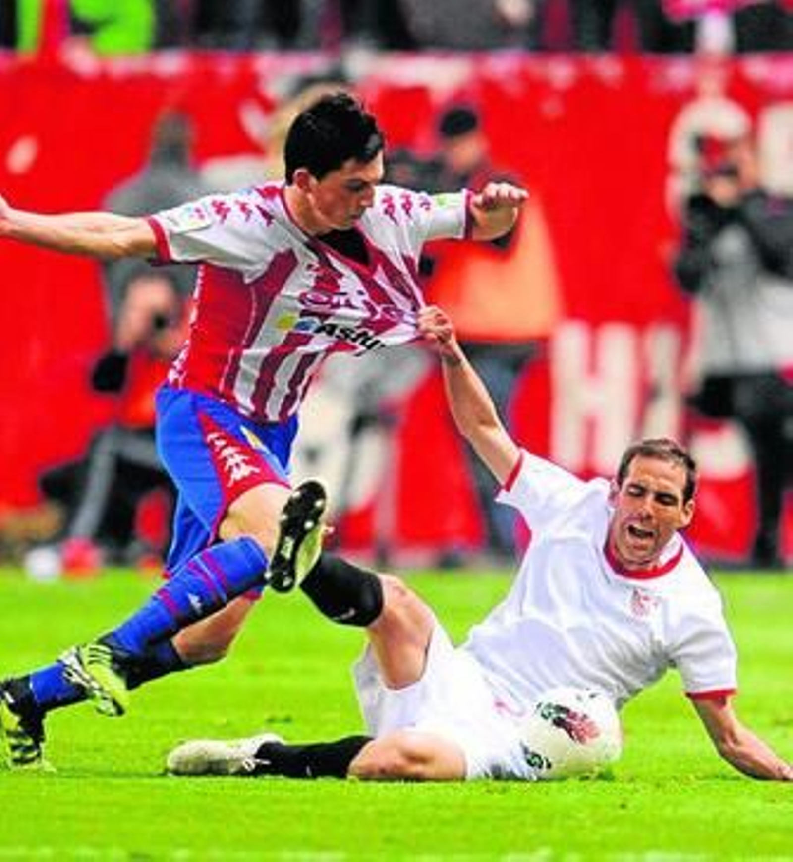 Fernando Navarro entra a André Castro.