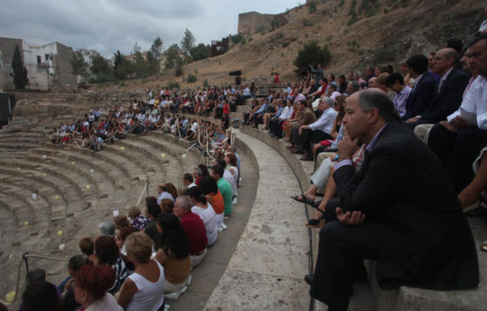 Las gradas del coliseo estrenaron aforo ante unos 400 invitados a un acto simbólico como la guitarra de Daniel Casares y el predicado de Carlos Álvarez como reclamo

Foto: Sergio Camacho