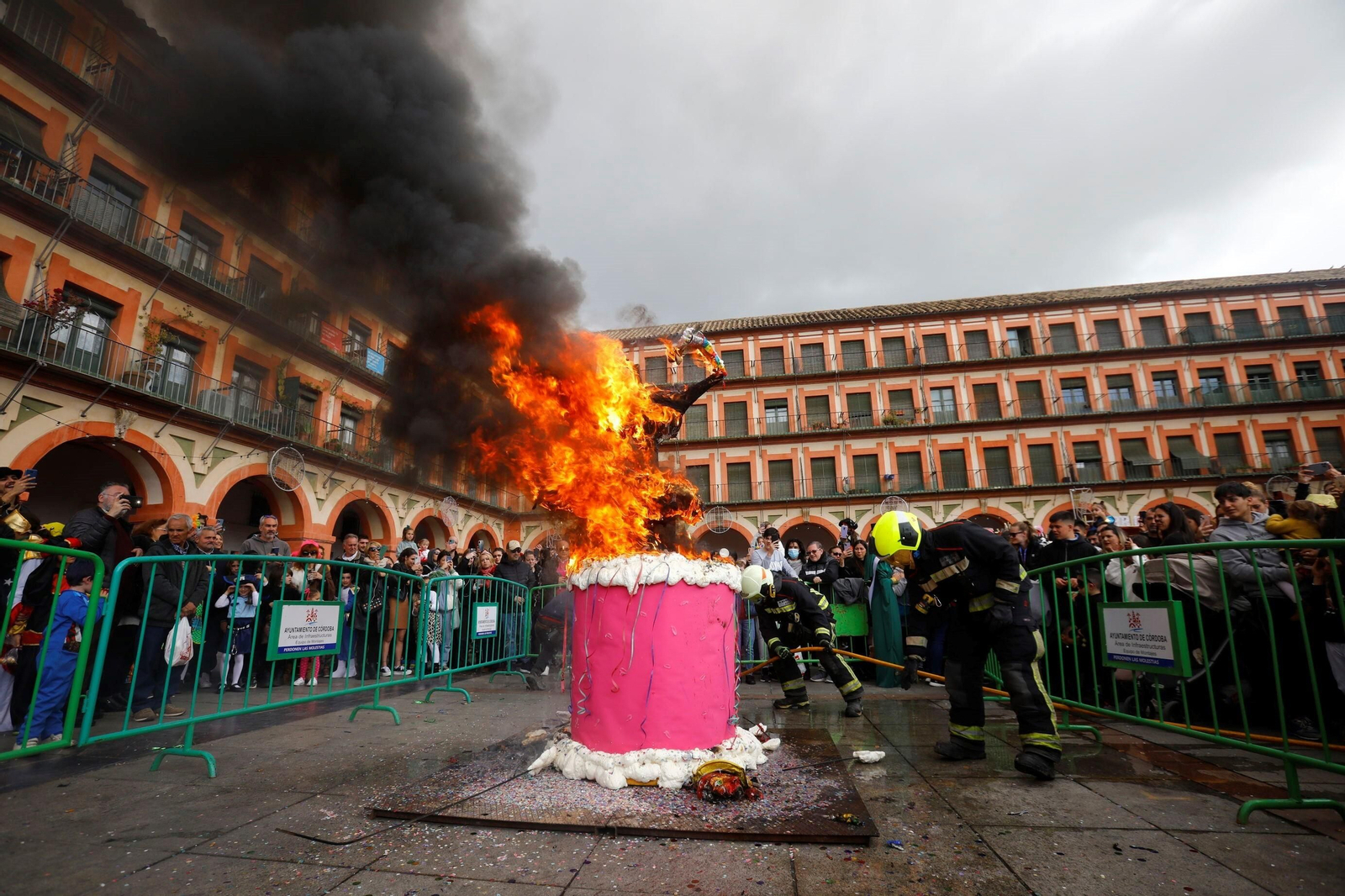 La quema del dios Momo pone punto y final al Carnaval de Córdoba 2023, en fotografías