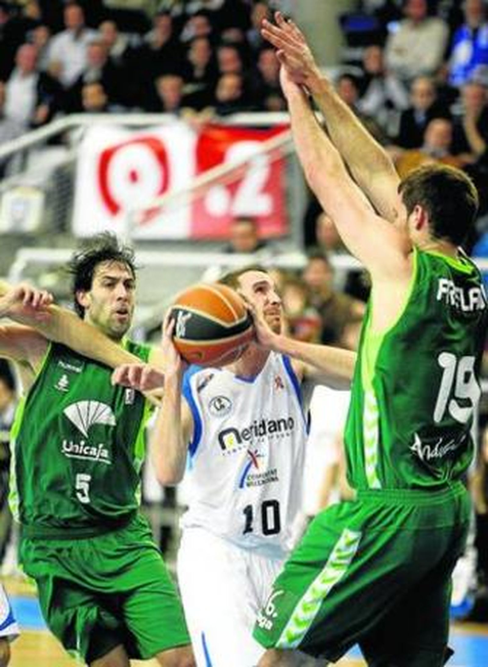 Txemi Urtasun trata de lanzar ante Freeland y Berni Rodríguez.