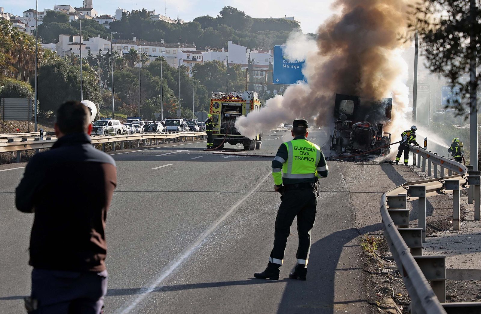 Imágenes del incendio de la grúa que colapsa de nuevo la A7