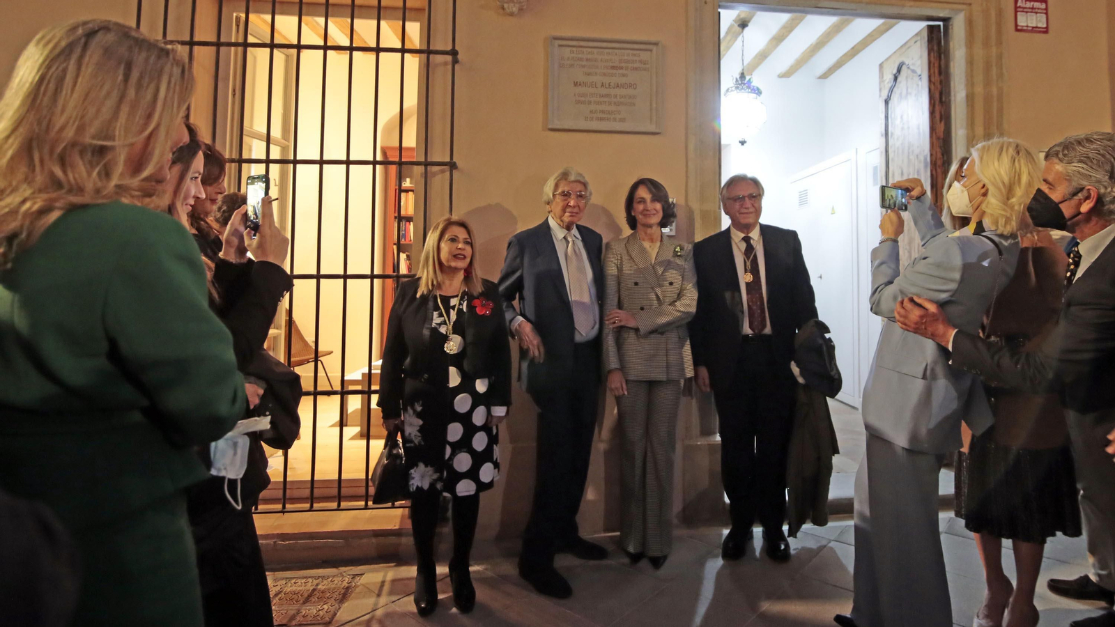 Manuel Alejandro descubre una placa en la casa donde se crió