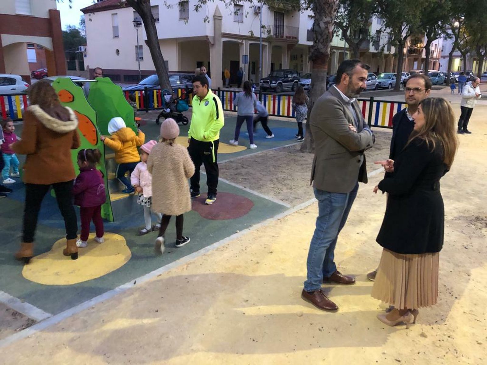 La presidenta de la Diputación y el alcalde de Sanlúcar, durante su visita al bulevar de La Dehesilla.