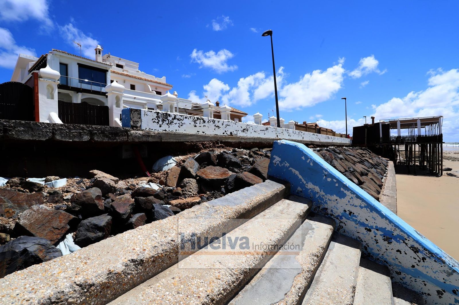 Imágenes de la zona de la playa de Matalascañas más afectada por el temporal