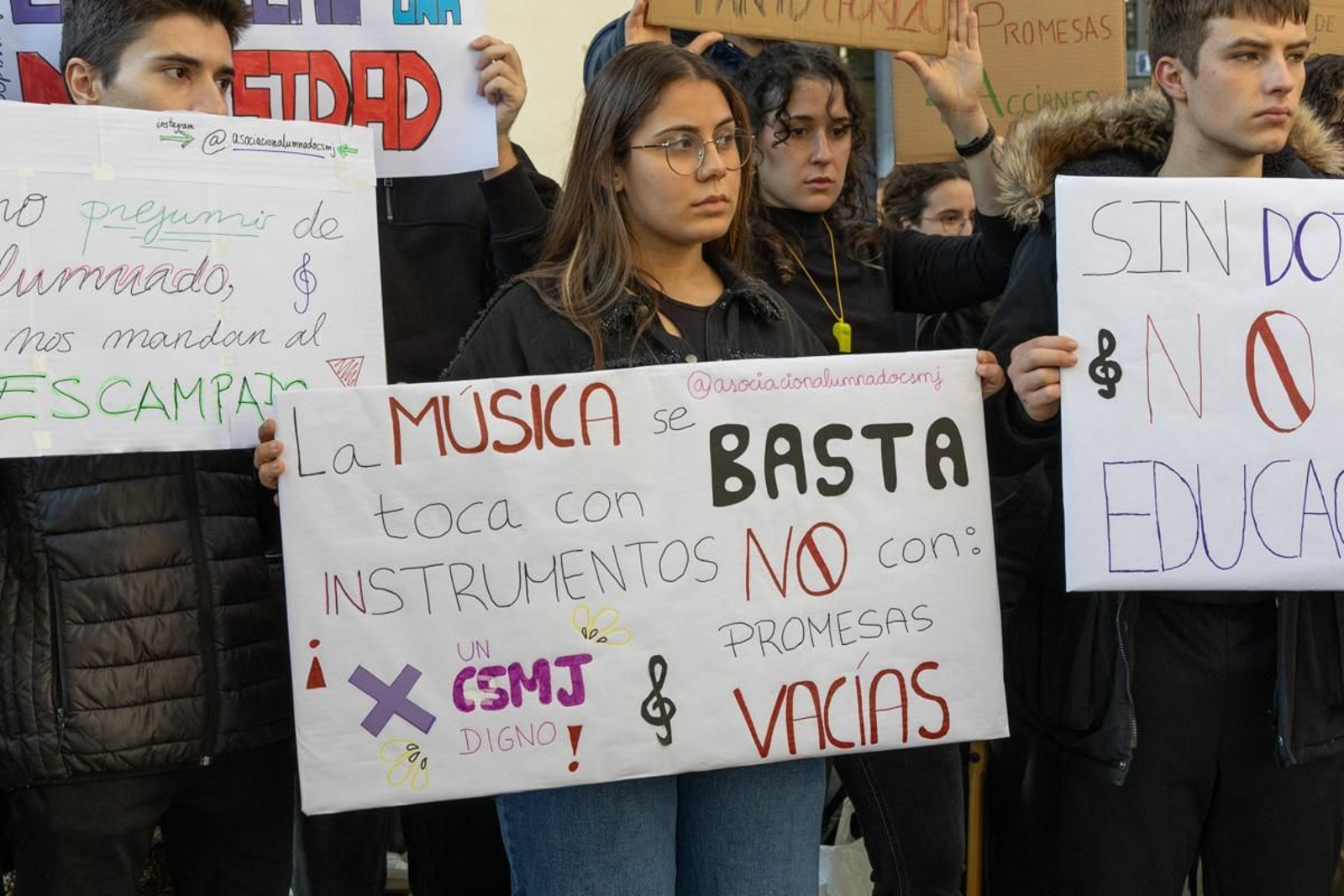 Concentración del alumnado del Conservatorio Superior de Música de Jaén para reclamar a la Junta de Andalucía que cumpla con los compromisos de dotación instrumental de la nueva sede