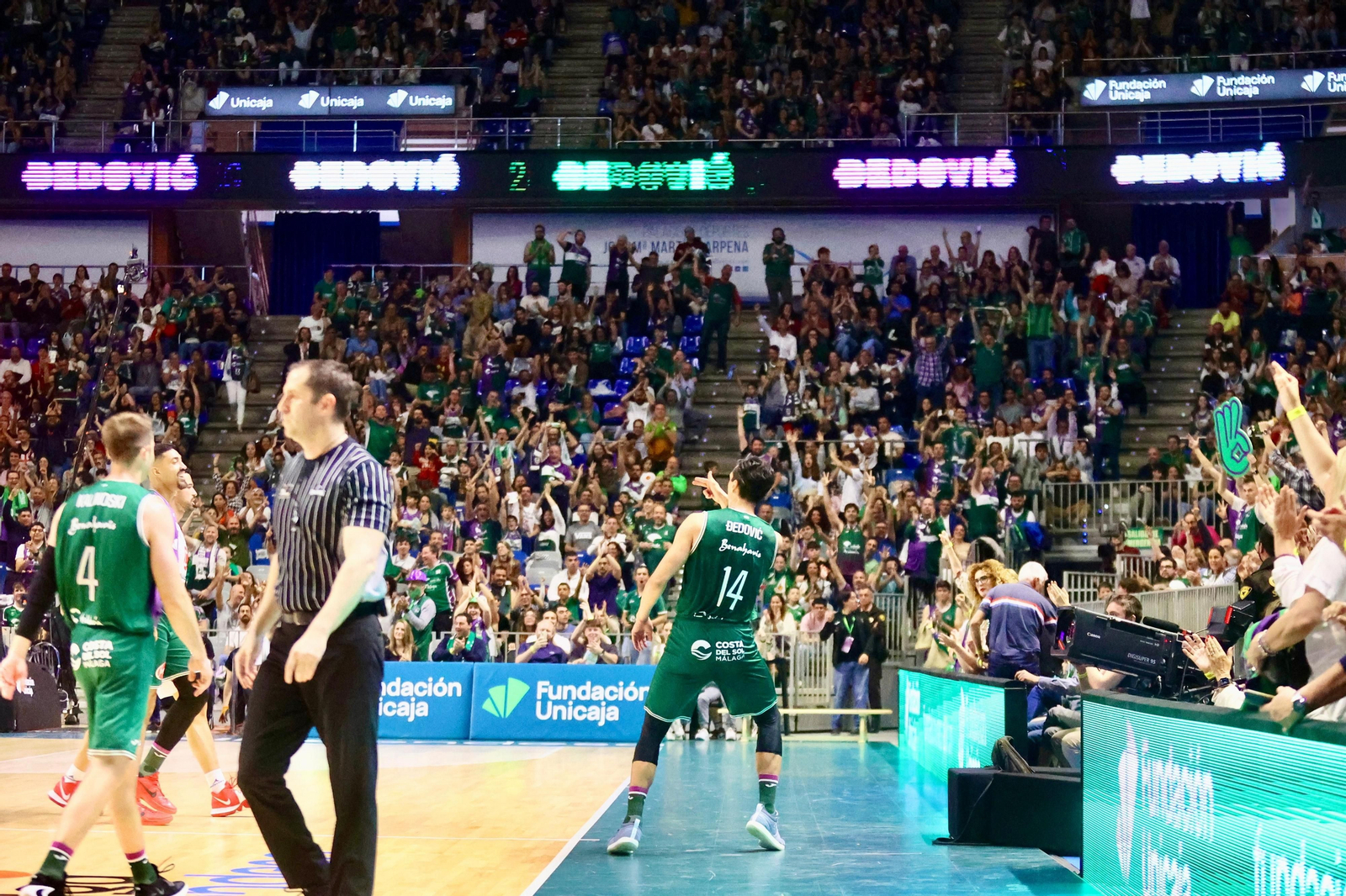 Djedovic celebra un triple sobra la bocina del descanso. Djedovic celebra un triple sobra la bocina del descanso.