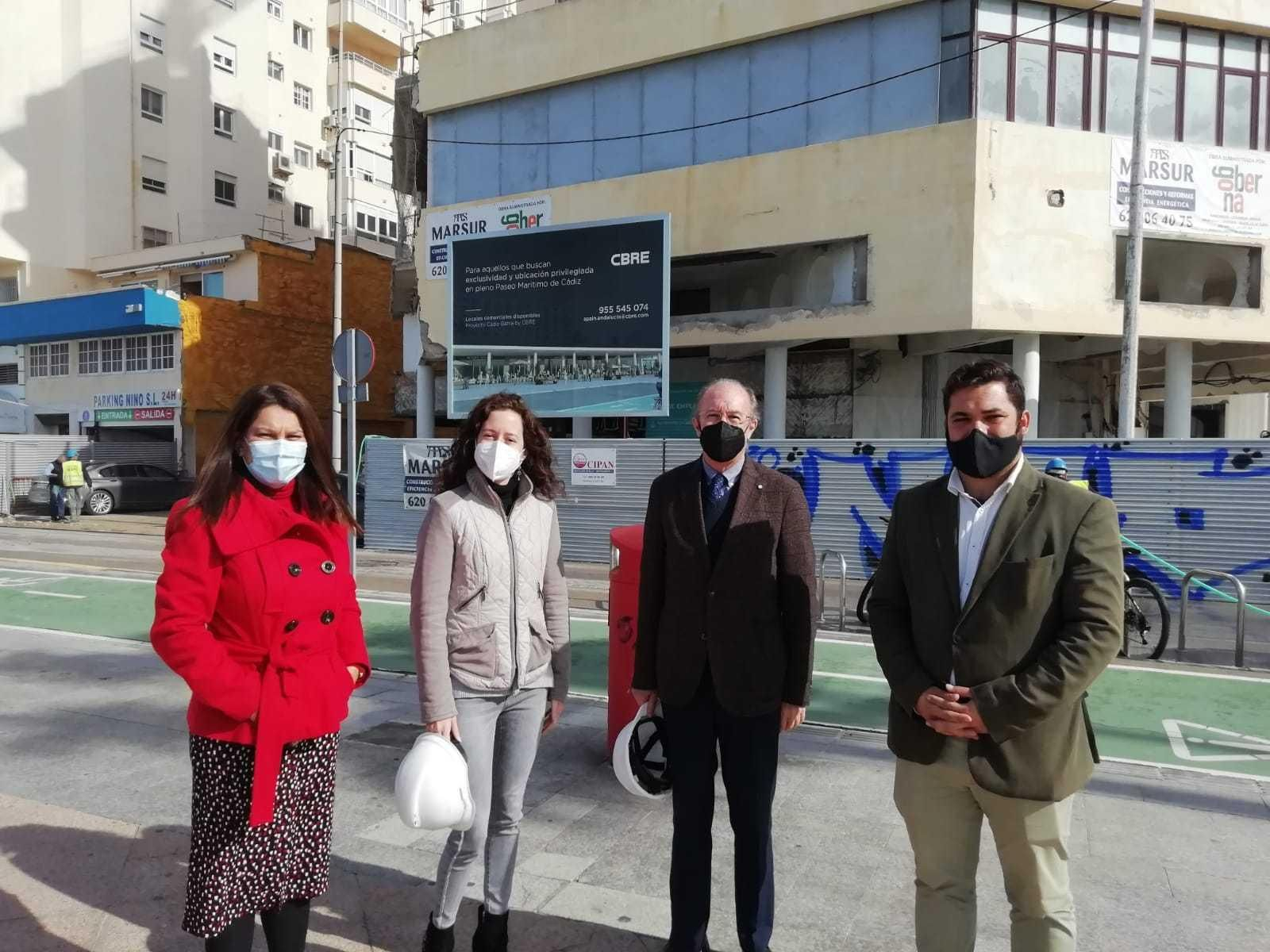 La delegada María Jesús Herencia, ante las obras, con el CEO del Grupo Q, Luis Chabrera.