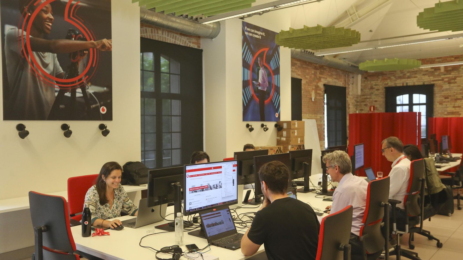 Trabajadores en el Vodafone Innovation Hub en Málaga Trabajadores en el Vodafone Innovation Hub en Málaga