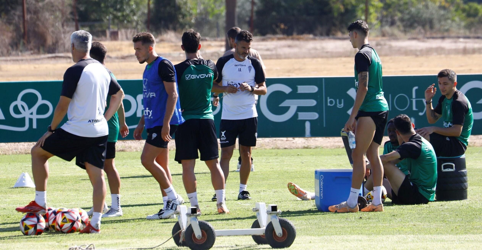 Iván Ania habla con sus jugadores en un entrenamiento del Córdoba CF.