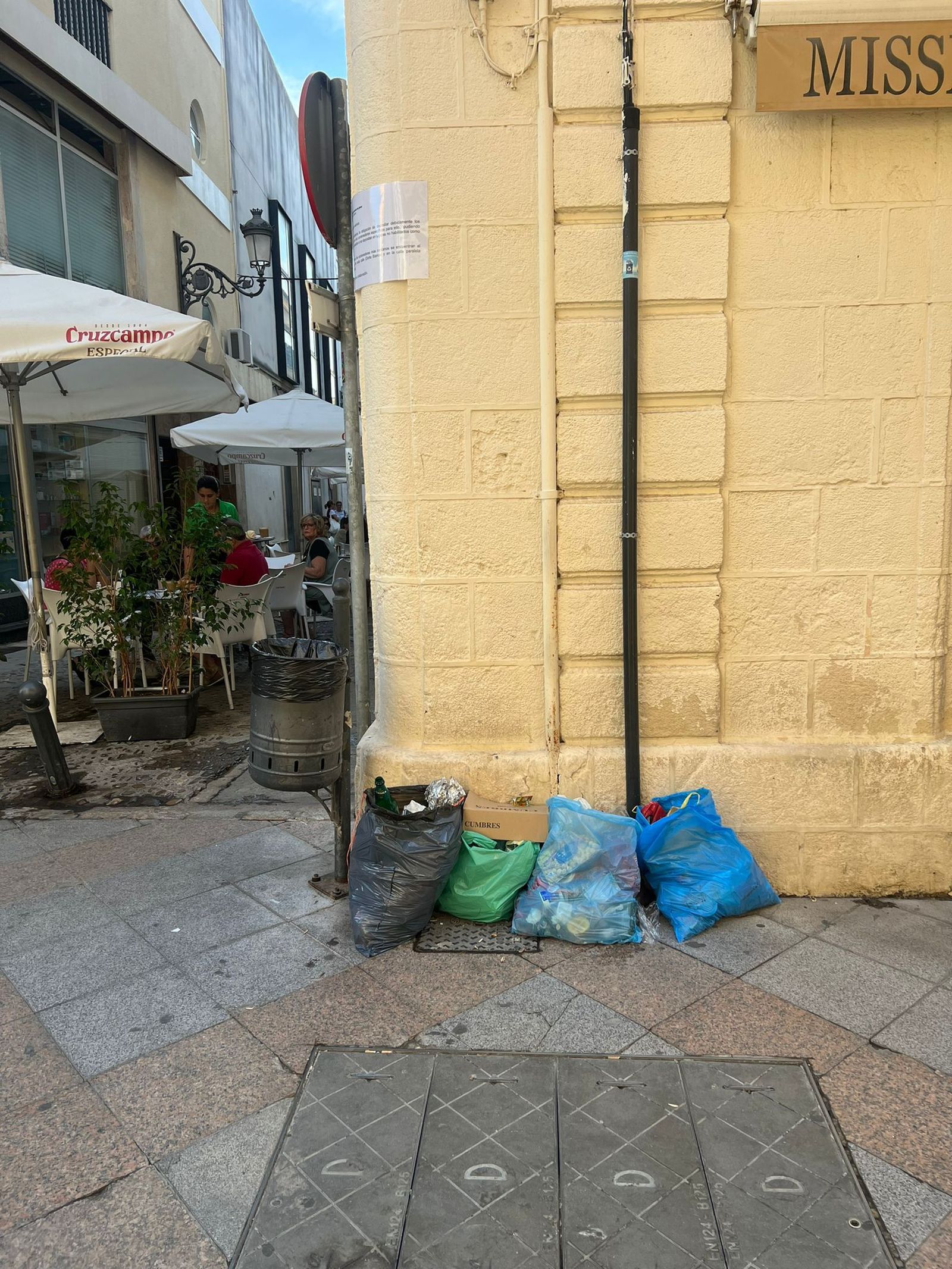 Varias bolsas de basura en plena calle Doña Blanca.