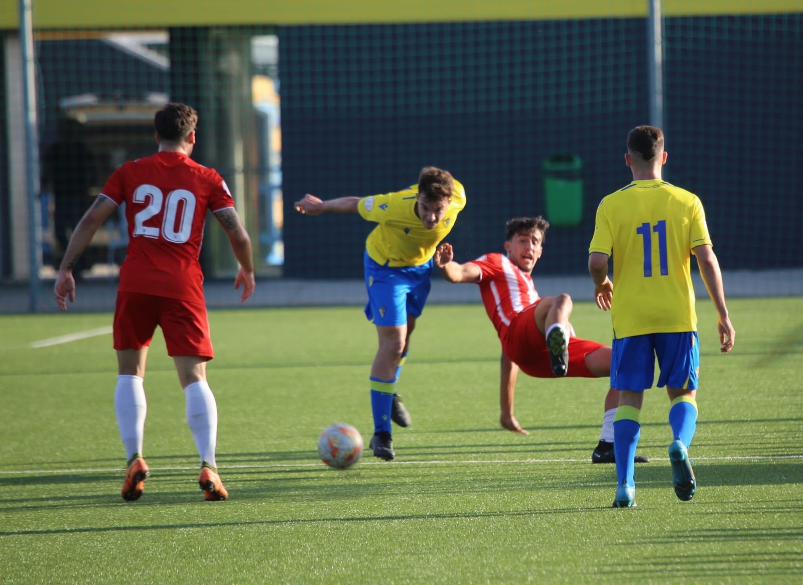 Pugna por el cuero en el Cádiz-Almería de juveniles.