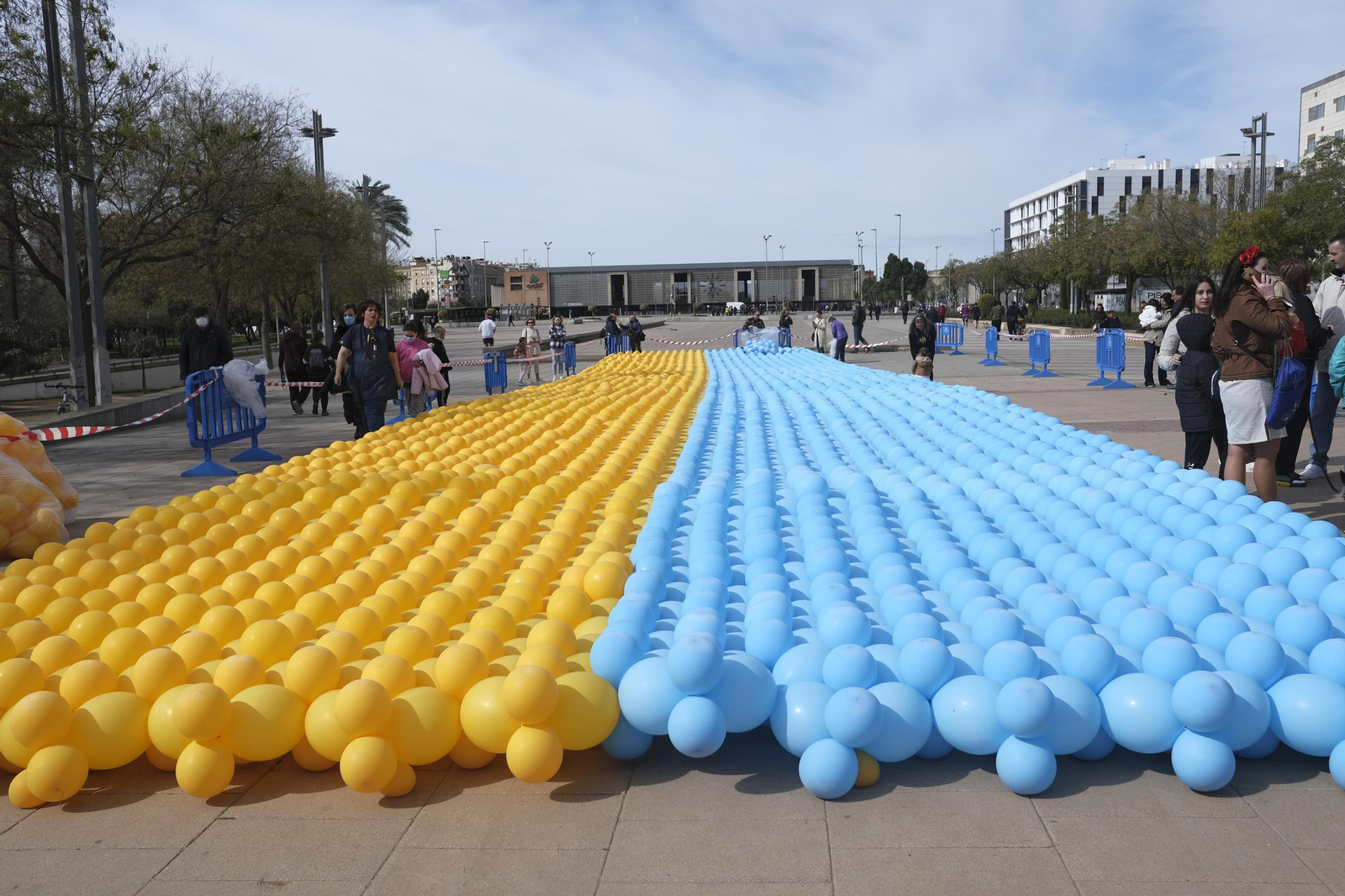 Así ha sido el acto solidario con más de 10.000 globos para formar la bandera de Ucrania en Córdoba