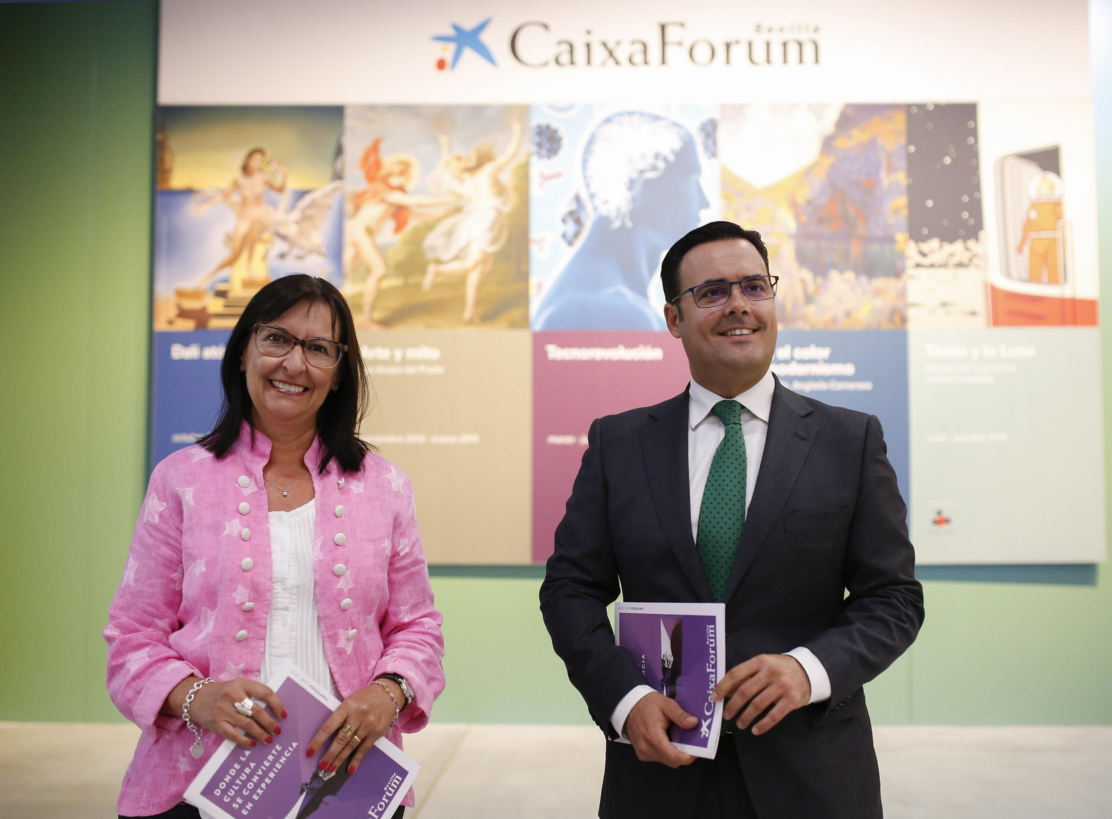 La directora de la Fundación La Caixa Elisa Durán y el director de Caixafórum Sevilla. Moisés Roiz, en la presentación de la temporada.