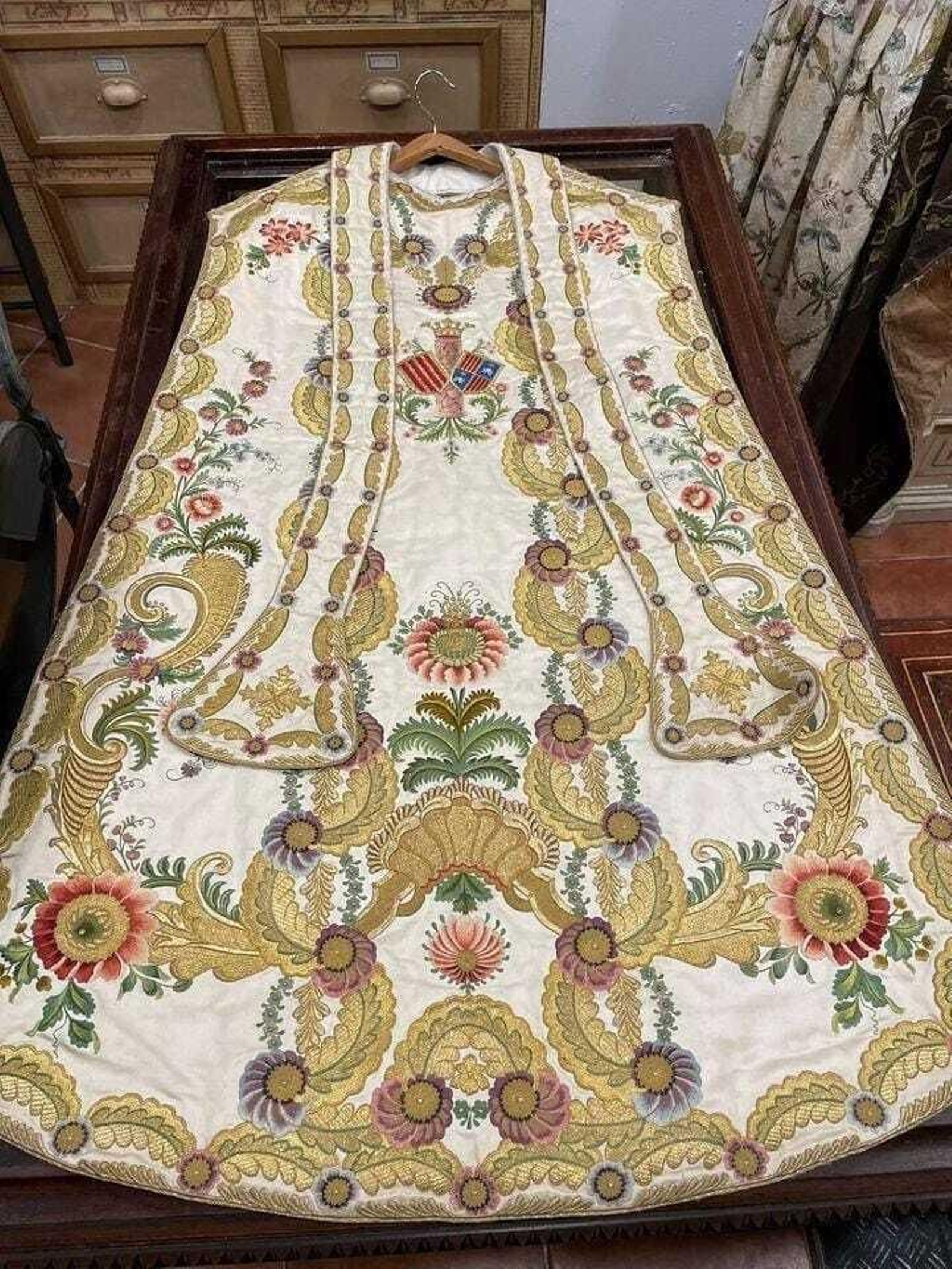 Una de las casullas que se expone en la muestra