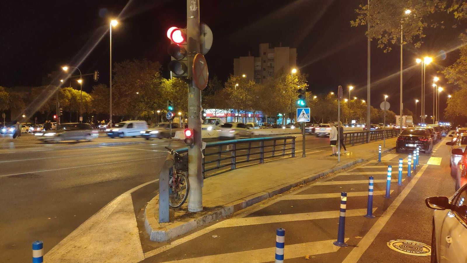 Nuevos separadores instalados para evitar estacionamientos prohibidos.