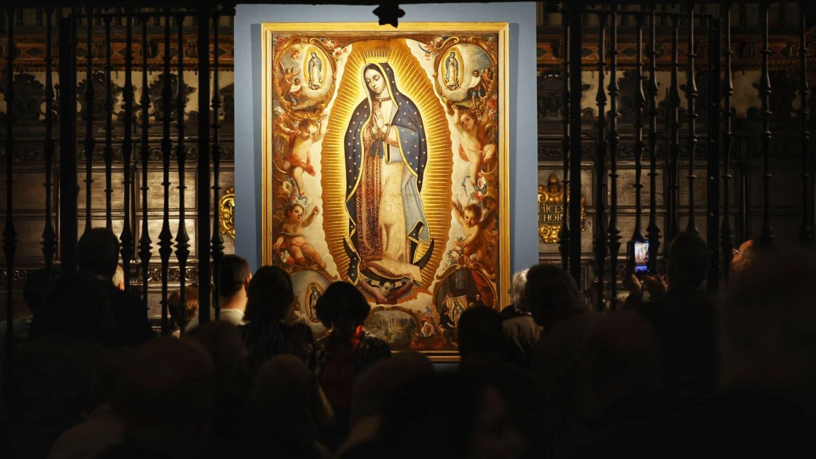 El público asistente a la presentación, contemplando el cuadro.