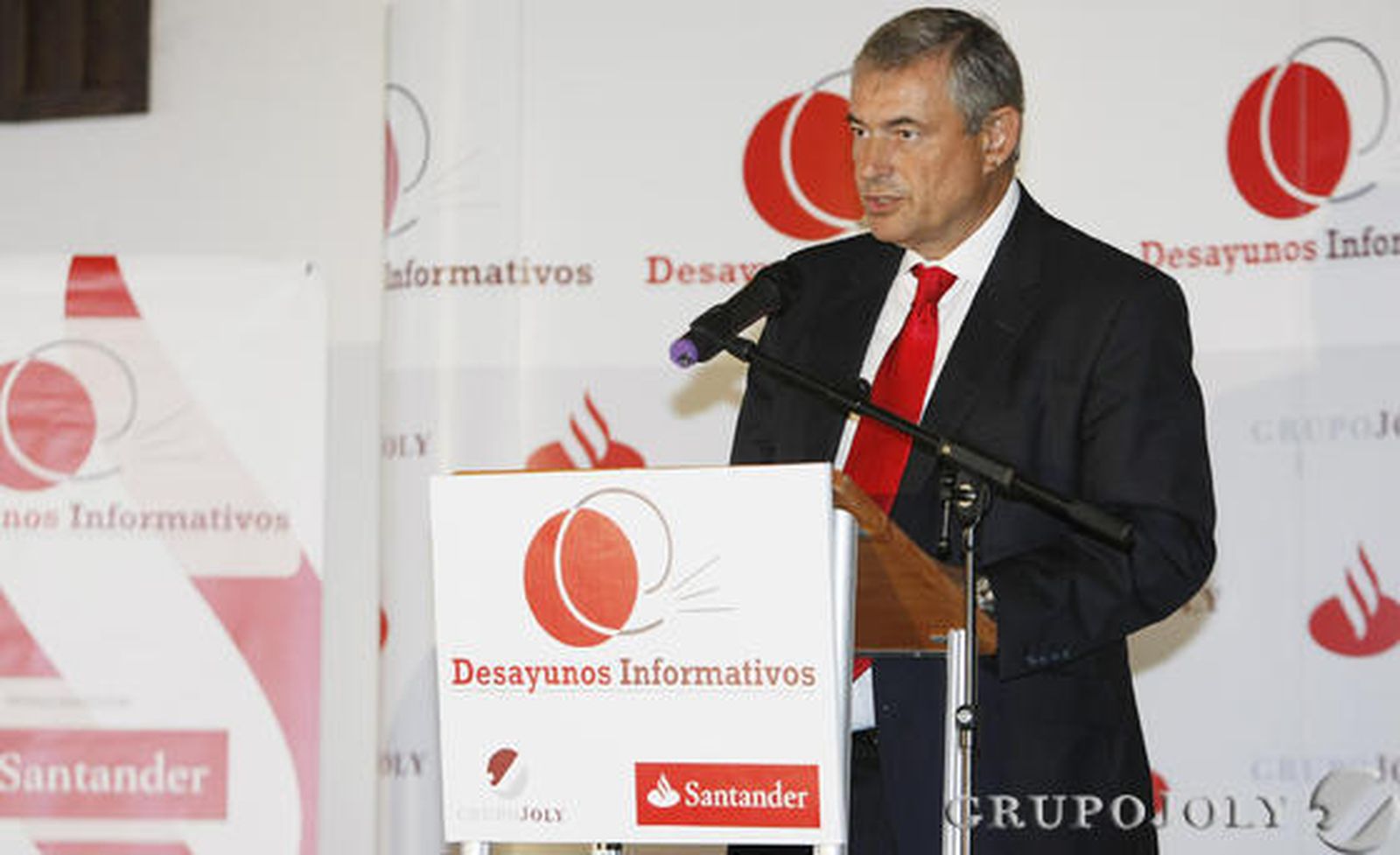 El director territorial de Banco Santander, José Luis Fernández.

Foto: Aranda / Pascual