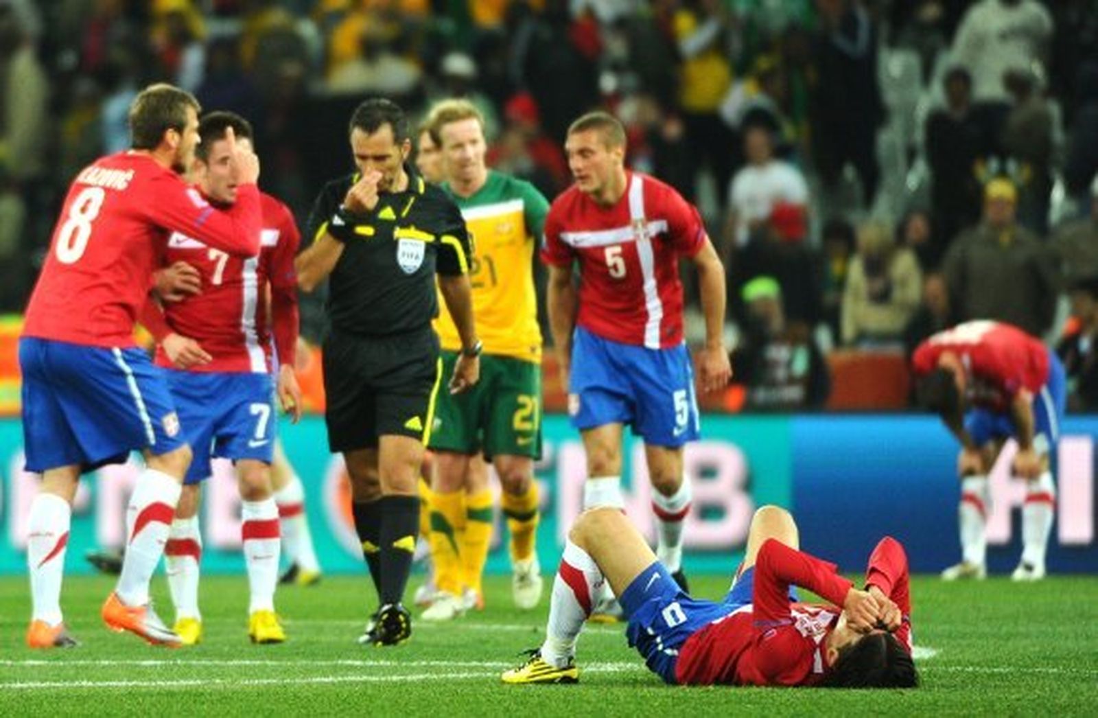 Australia se lleva a Serbia de Sudáfrica (2-1)