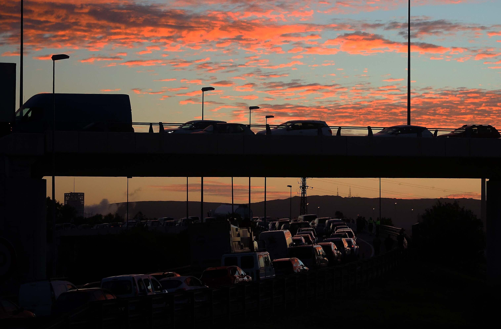 El nuevo corte de la A7 por los huelguistas de Acerinox, en imágenes