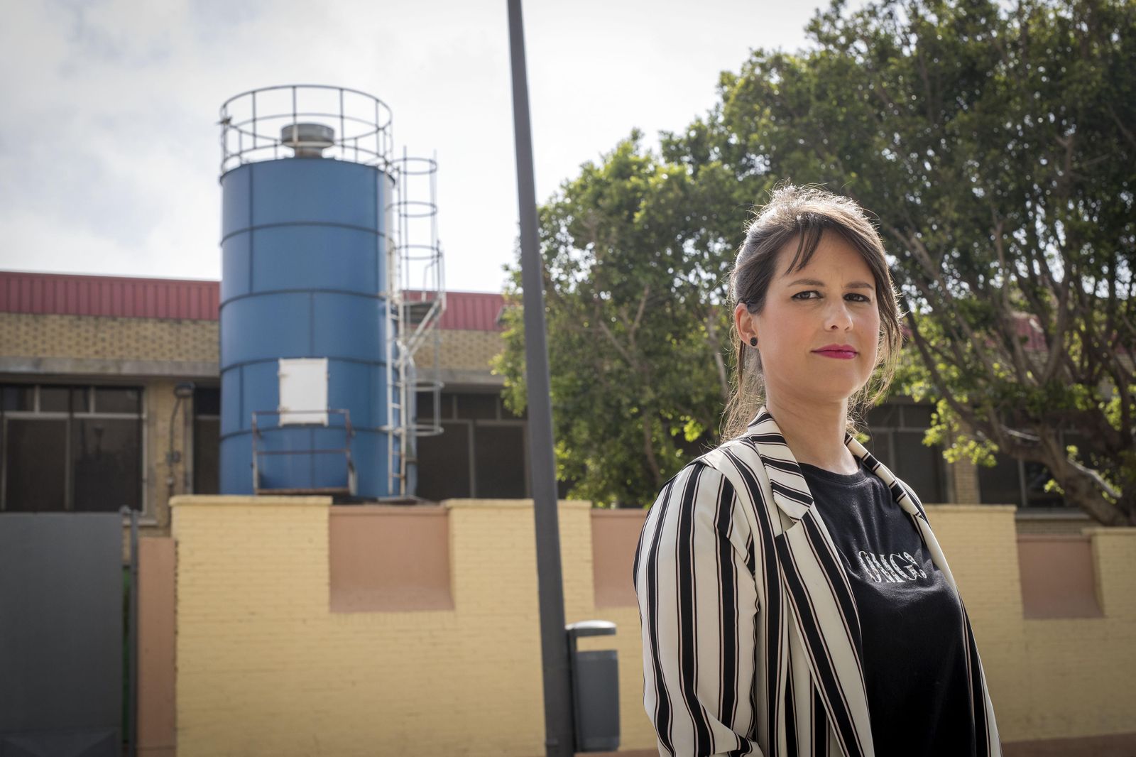 Stacey Mures, la vecina que denunció el exceso de ruido del IES Las Salinas, junto a una de las turbinas de aspiración, en una imagen del pasado abril.