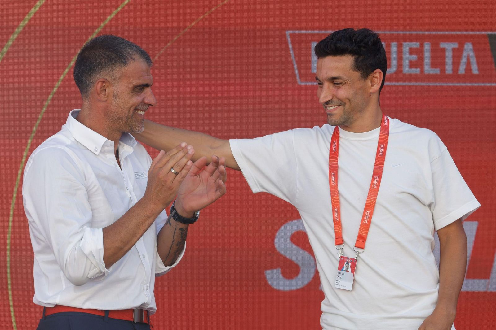 Jesús Navas es aplaudido en el podio de la Vuelta a España en el Paseo Colón.