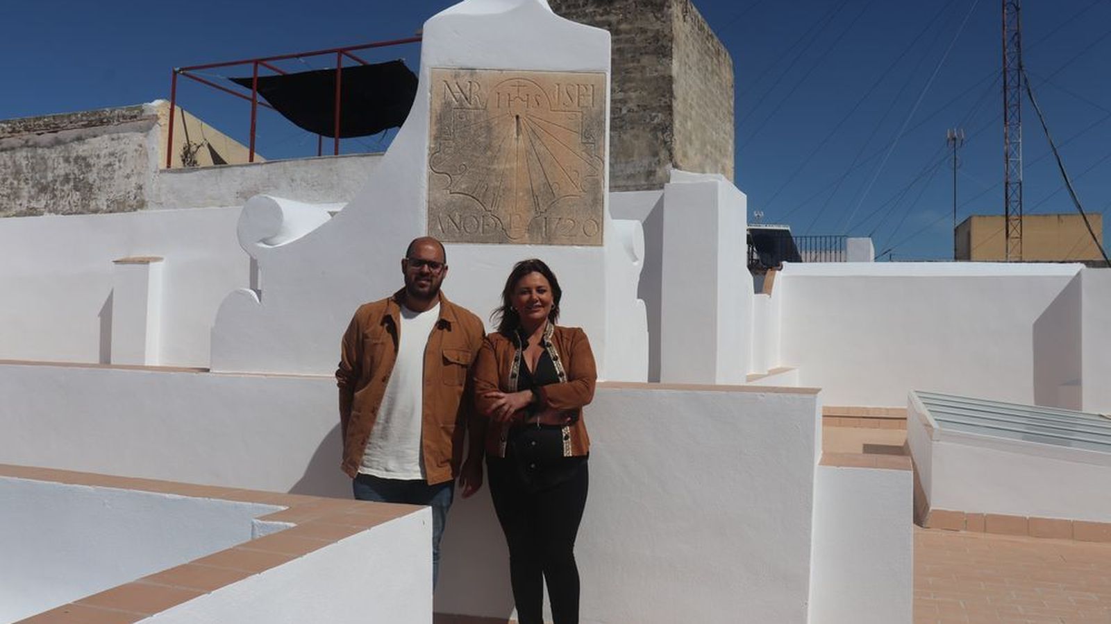 Salguero y Amaya junto al reloj de sol en la azotea del edificio