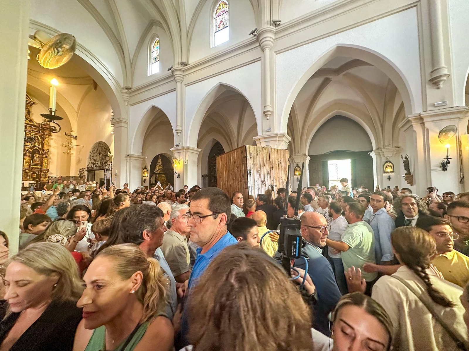 Imágenes de la multitudinaria despedida de la Virgen de la Bella en Lepe antes de la Magna, emulando la de 1954