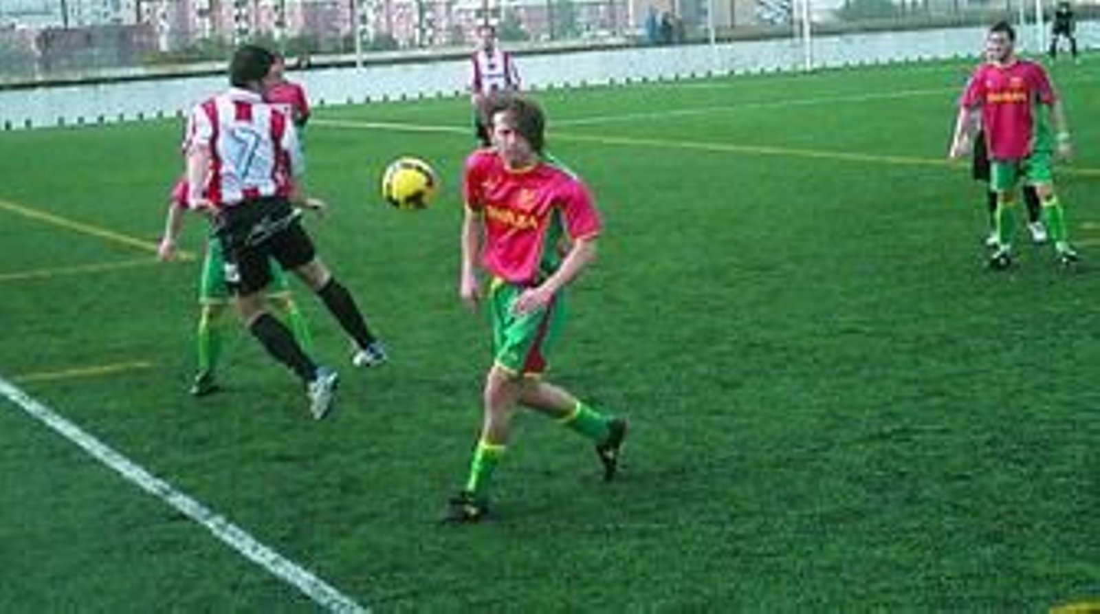 Javi Casado, en el centro de la imagen, fue suspendido por un partido y no podrá ser alineado por La Orden frente al Almonte Balompié. Javi Casado, en el centro de la imagen, fue suspendido por un partido y no podrá ser alineado por La Orden frente al Almonte Balompié.