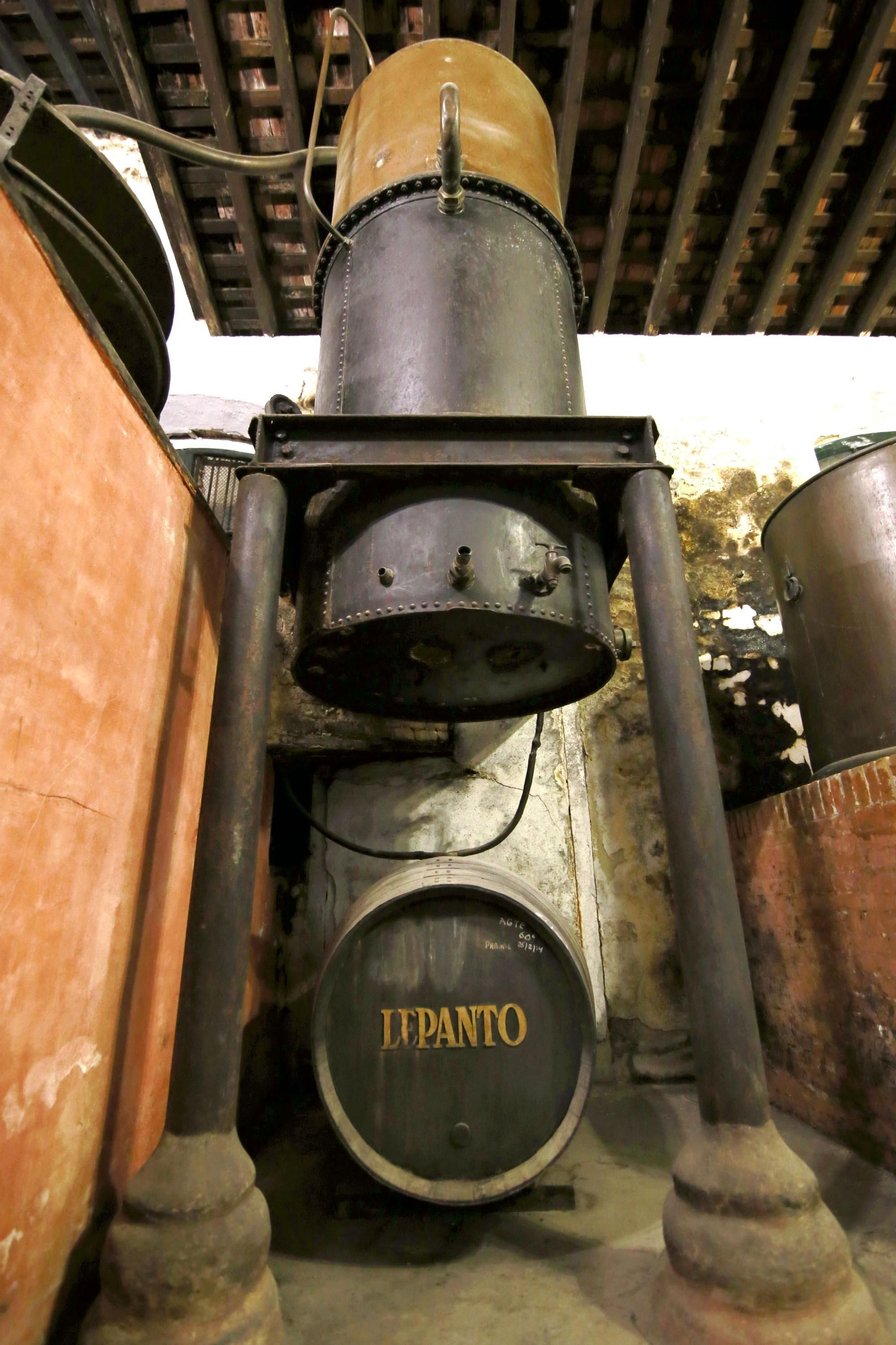 Inicio de la destilación del brandy Lepanto