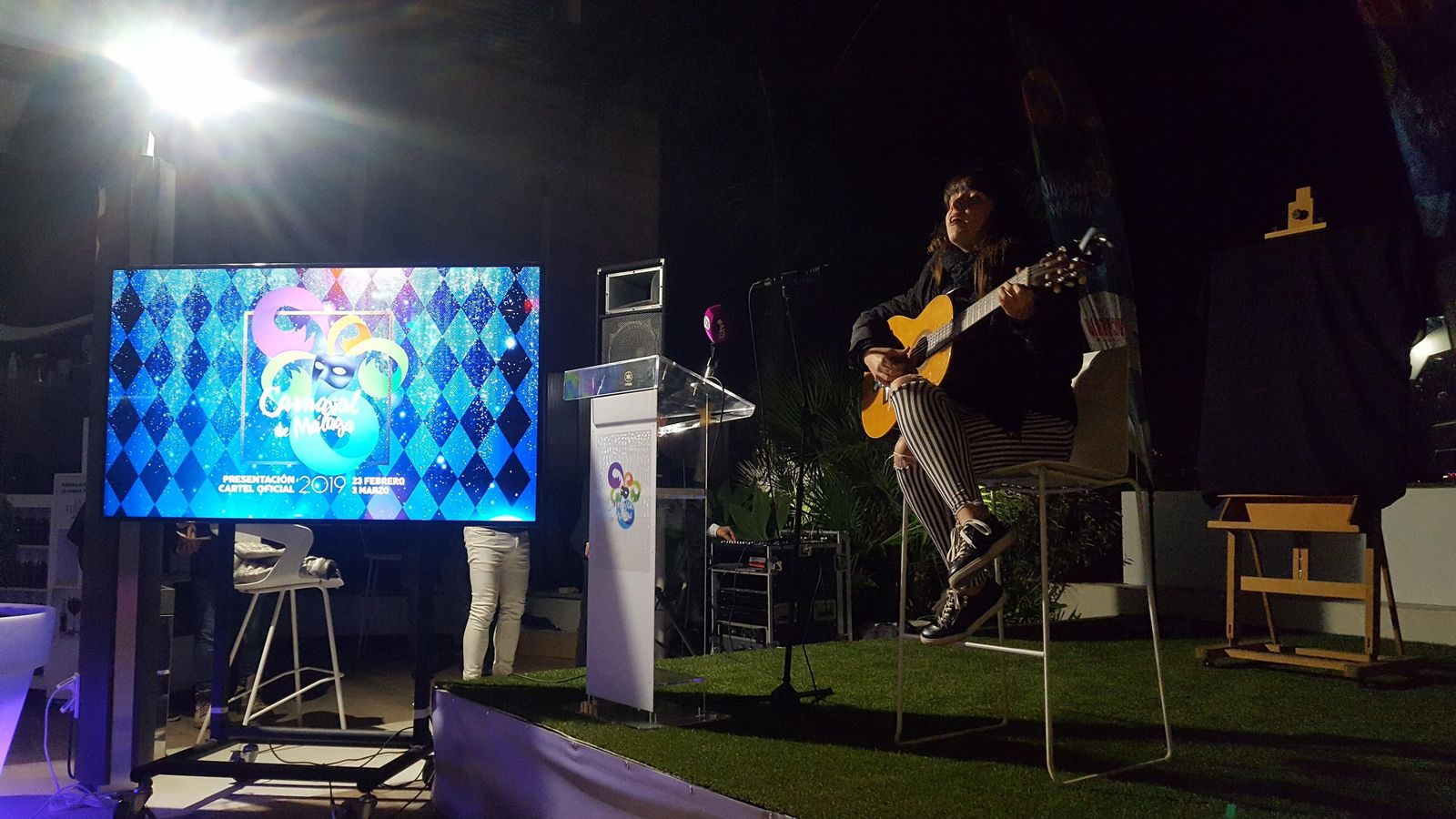 Ángela González canta un pasodoble en el acto.
