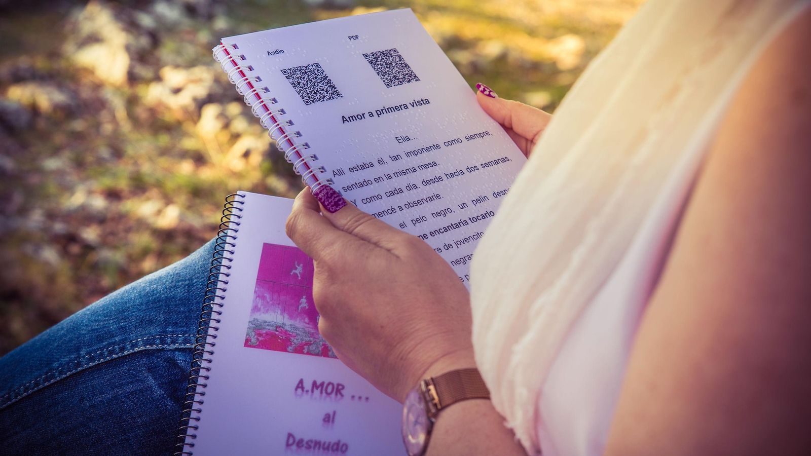 La autora expone diferentes formatos de lectura en su obra.