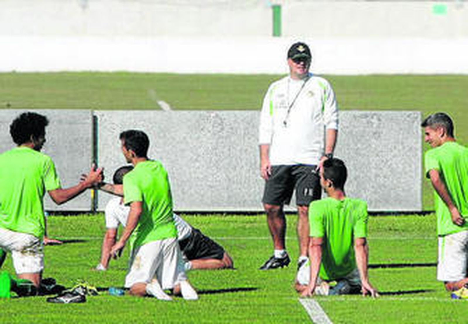 Pepe Mel observa el estiramiento de sus jugadores.