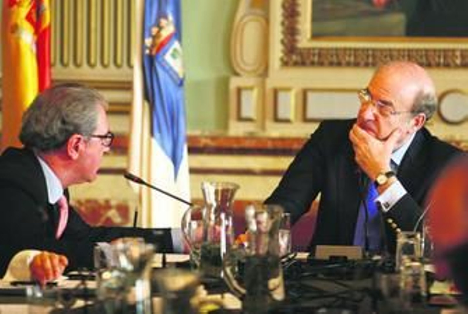 El concejal de Urbanismo y presidente de Aguas de Huelva, Francisco Moro, junto al alcalde,  Pedro Rodríguez, presidiendo un Pleno.