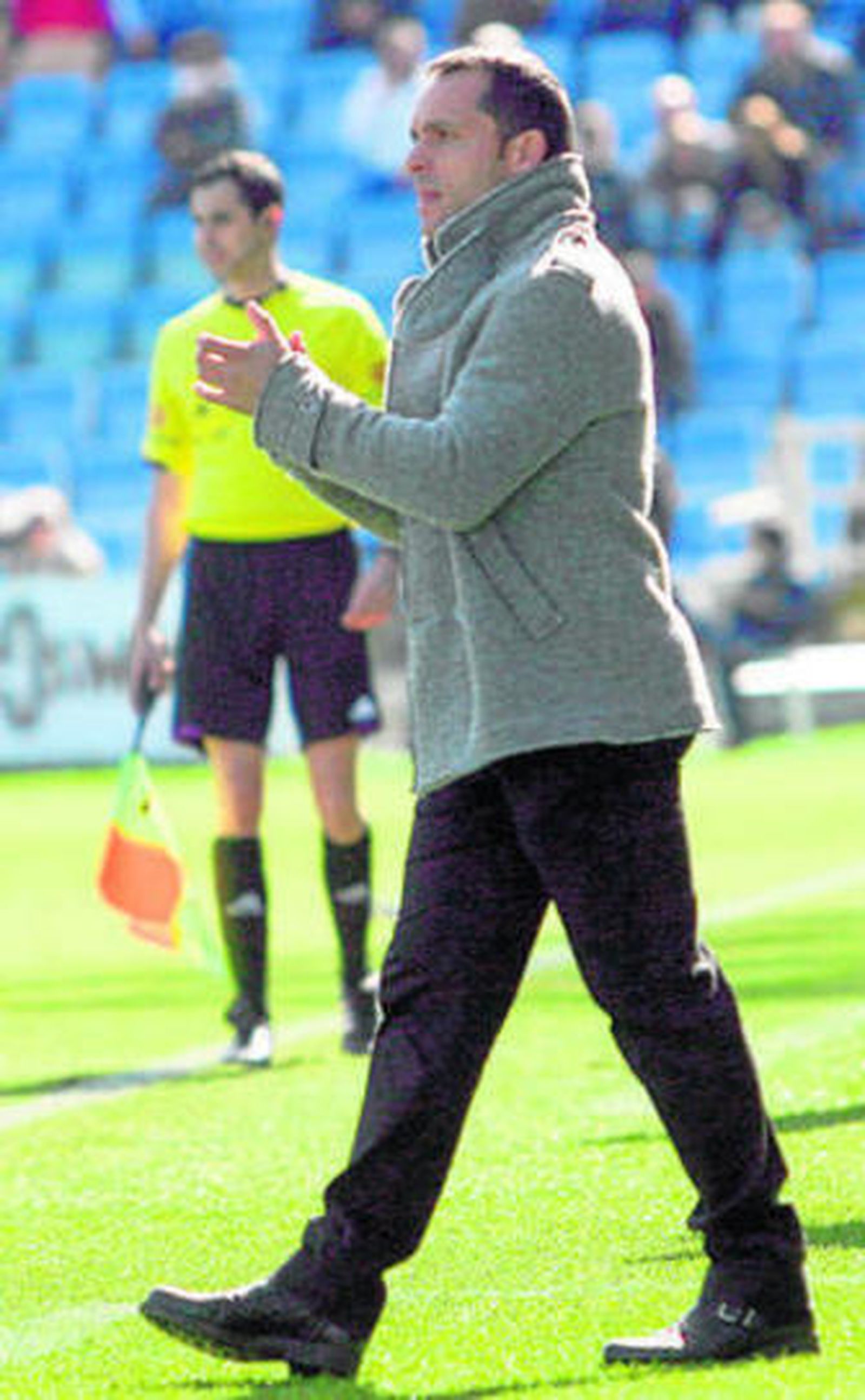 Sergi Barjuan da indicaciones a sus jugadores durante el encuentro.