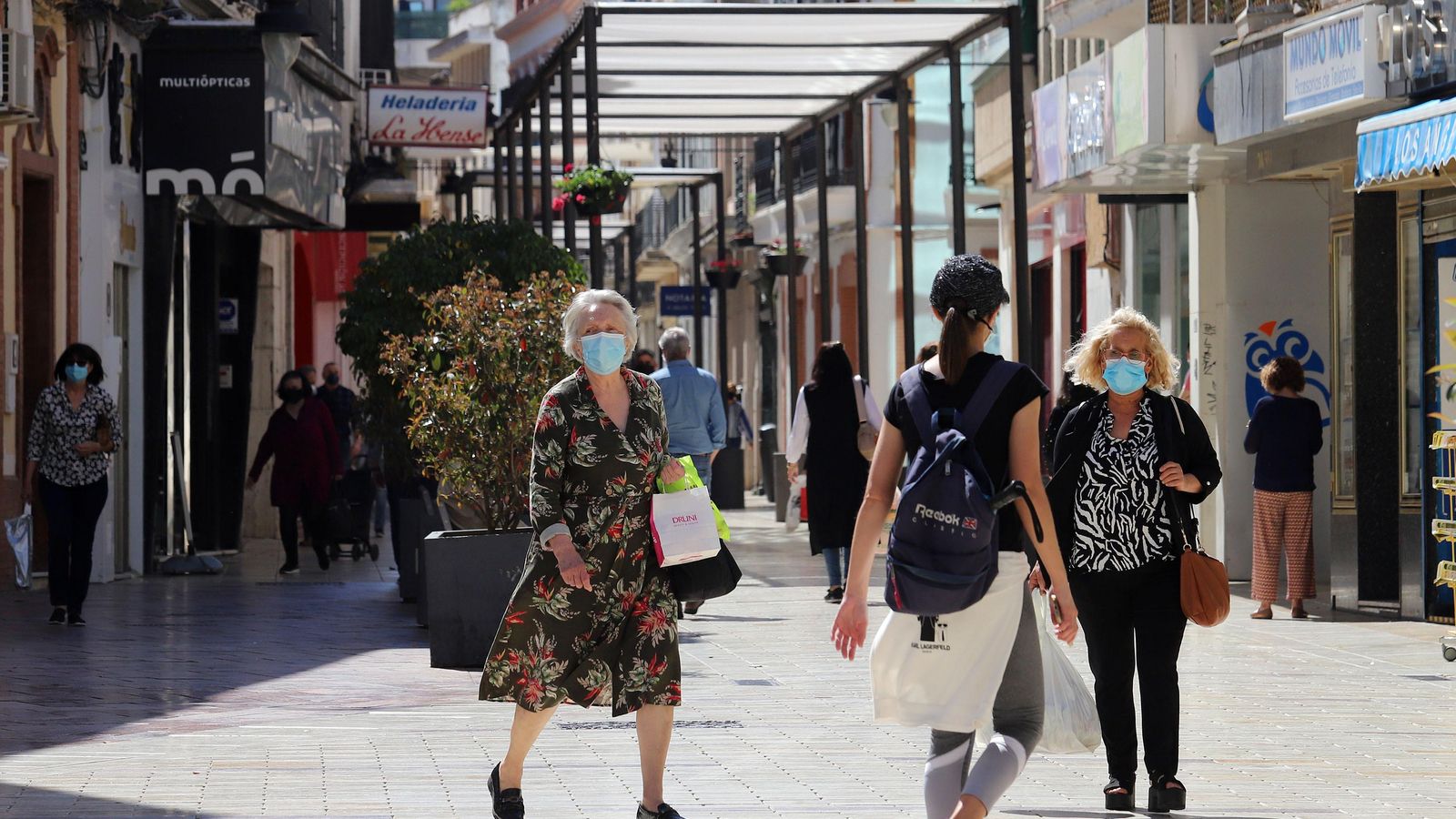 Principal calle comercial de Huelva. Los comerciantes esperan la llegada de clientes foráneos.