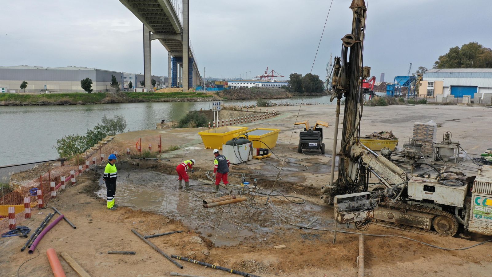La foto que envía el Ministerio.  Esta imagen tomada el 26 de enero la envía a este periódico el Ministerio de Transportes para demostrar que la obra del Centenario no está parada. Operarios realizan inyecciones para reforzar los cimientos antes de aumentar la estructura del puente.