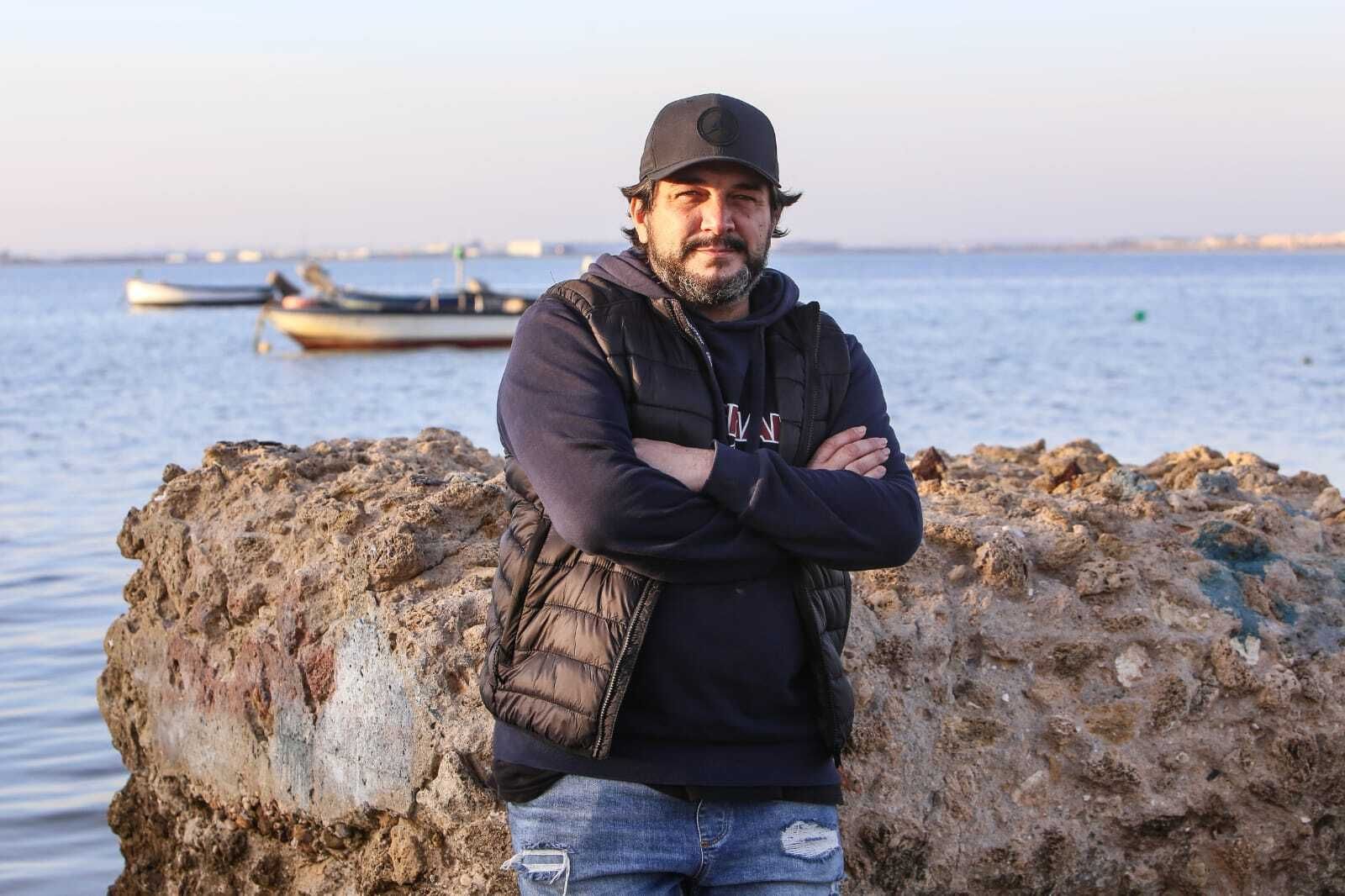 Kike Remolino en la playa de La Casería, en San Fernando, donde vive.