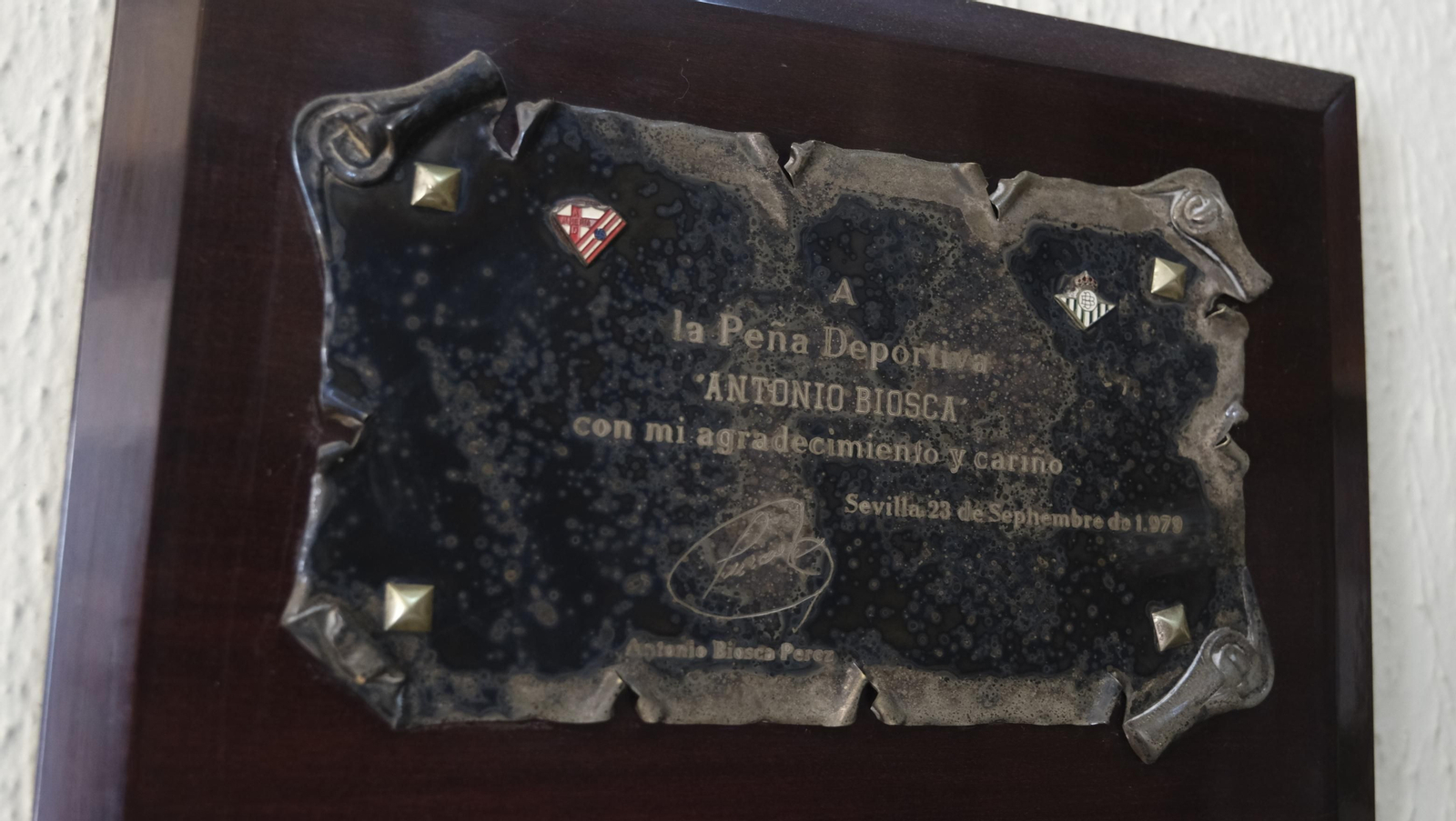 La Peña Deportiva Antonio Biosca, un museo del fútbol almeriense, por dentro